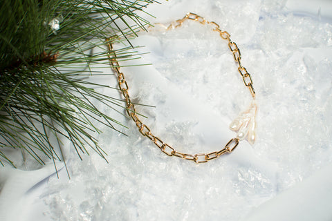 THE WINTER NECKLACE